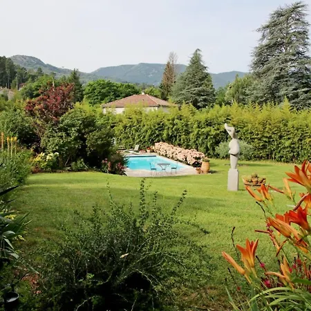 Confortable Avec Piscine Couette-café 3*